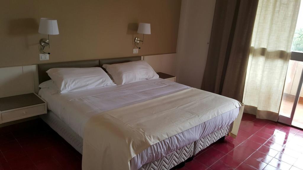 Park Hotel Baia Domizia Eksteriør billede