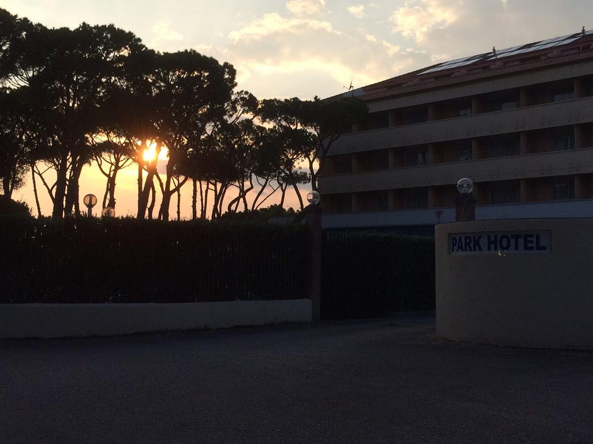 Park Hotel Baia Domizia Eksteriør billede