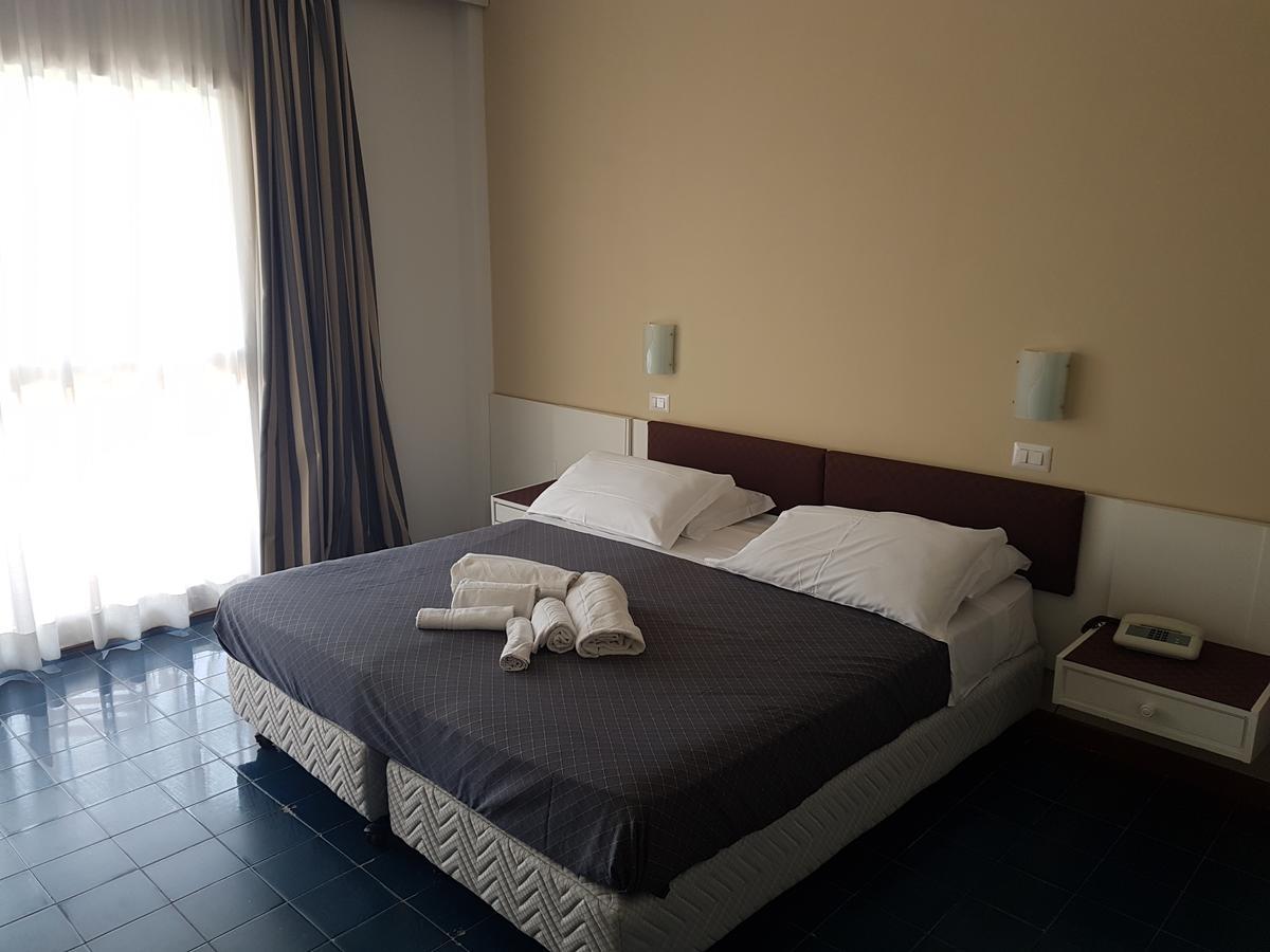 Park Hotel Baia Domizia Eksteriør billede